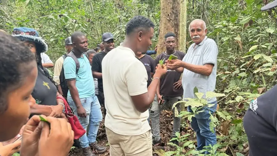 Estudiantes del ISTAE participando en una jornada de aprendizaje en territorio