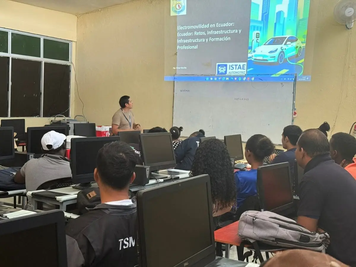 Estudiantes del ISTAE en una jornada académica dentro del laboratorio informático