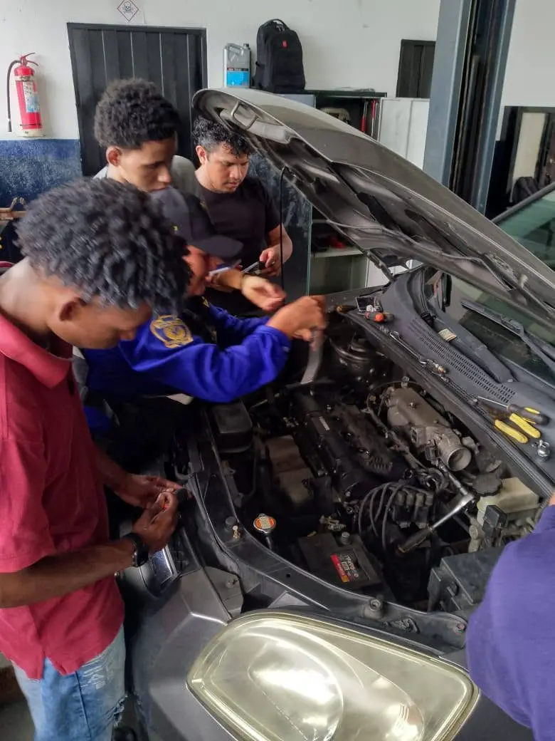 Estudiantes del ISTAE realizando prácticas de mecánica automotriz